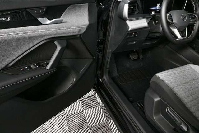 new 2025 Volkswagen Tiguan car, priced at $33,724
