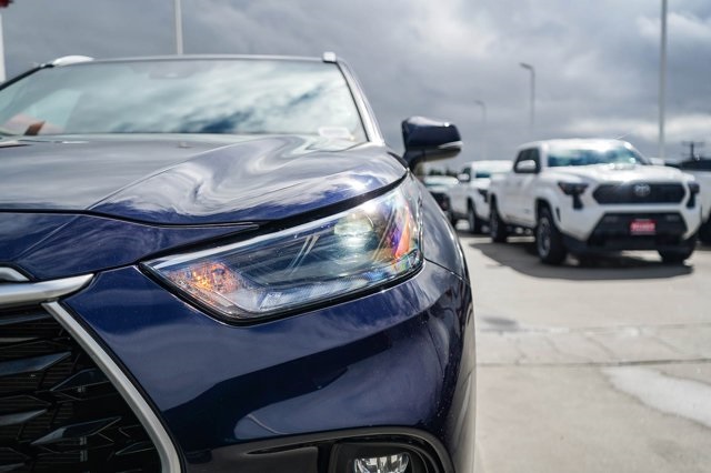 used 2023 Toyota Highlander car, priced at $36,588