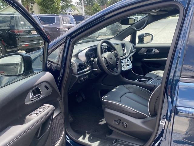 new 2025 Chrysler Pacifica car, priced at $44,294