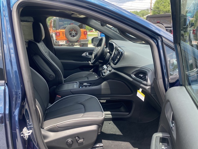 new 2025 Chrysler Pacifica car, priced at $44,294