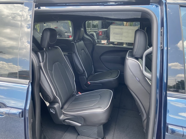 new 2025 Chrysler Pacifica car, priced at $44,294