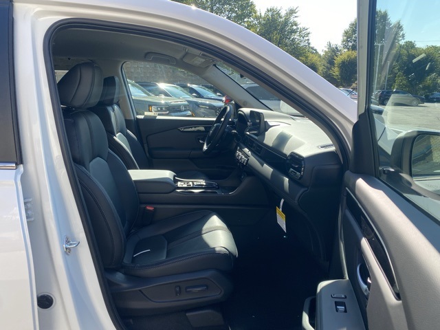 new 2025 Honda Pilot car, priced at $44,225