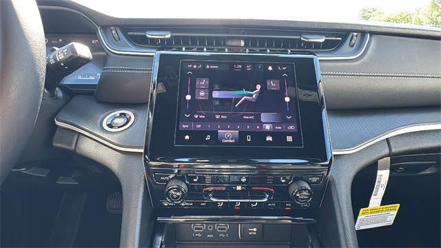 new 2025 Jeep Grand Cherokee car, priced at $41,648