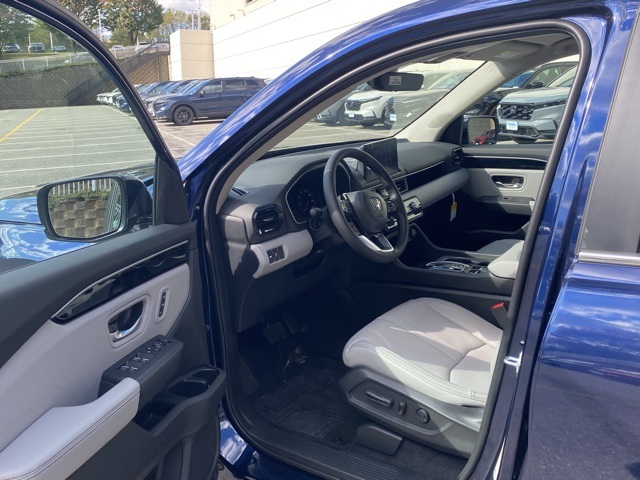 new 2025 Honda Pilot car, priced at $43,807