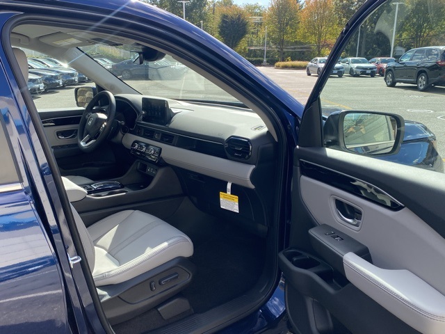 new 2025 Honda Pilot car, priced at $43,807