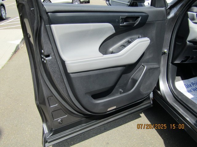 used 2022 Toyota Highlander car, priced at $33,799
