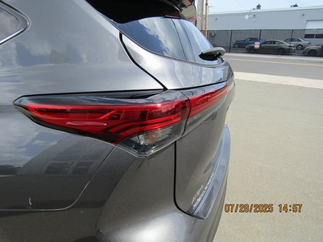 used 2022 Toyota Highlander car, priced at $33,799