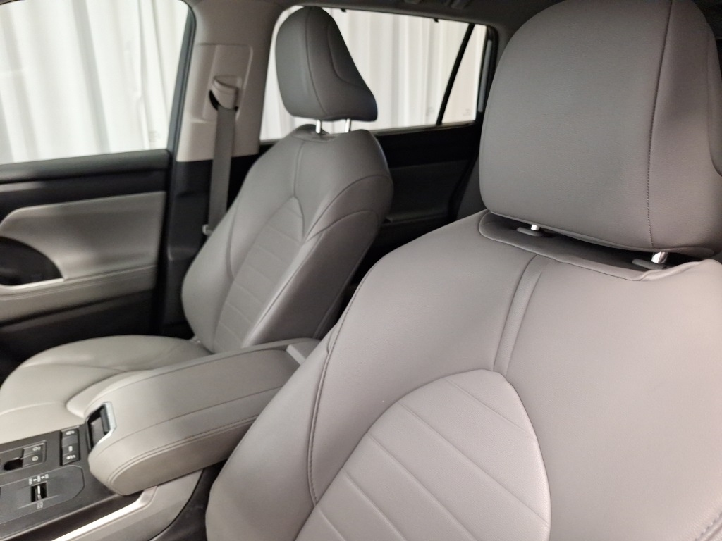 used 2021 Toyota Highlander car, priced at $28,292