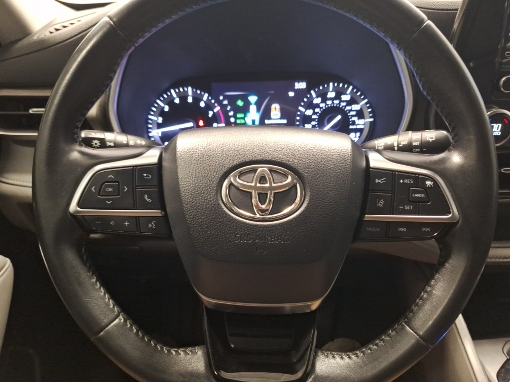 used 2021 Toyota Highlander car, priced at $28,292