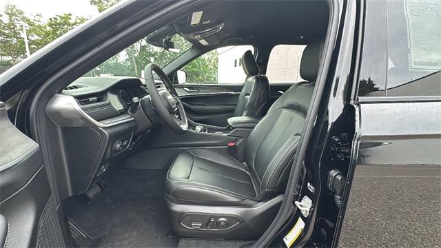 new 2025 Jeep Grand Cherokee car, priced at $46,275
