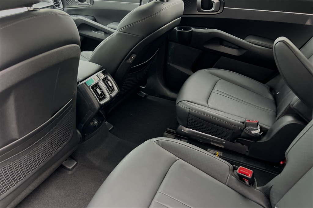 new 2025 Kia Sorento Hybrid car, priced at $39,085
