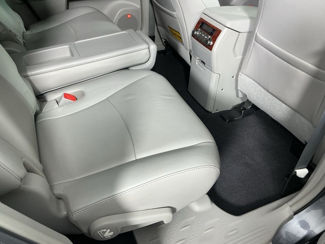 used 2013 Toyota Highlander car, priced at $13,999