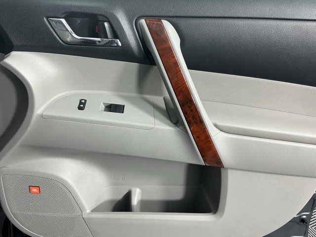 used 2013 Toyota Highlander car, priced at $13,999