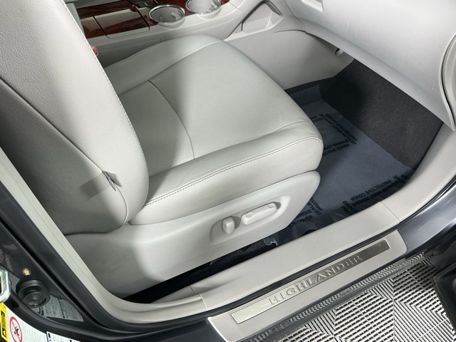 used 2013 Toyota Highlander car, priced at $13,999