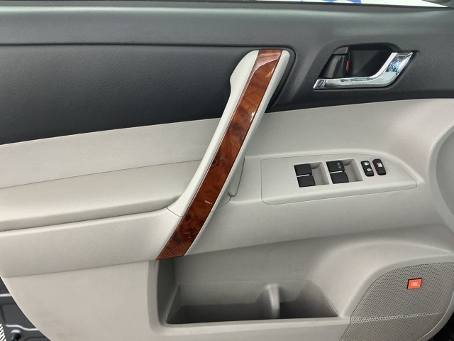 used 2013 Toyota Highlander car, priced at $13,999