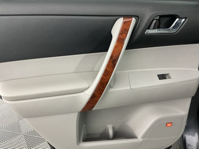 used 2013 Toyota Highlander car, priced at $13,999