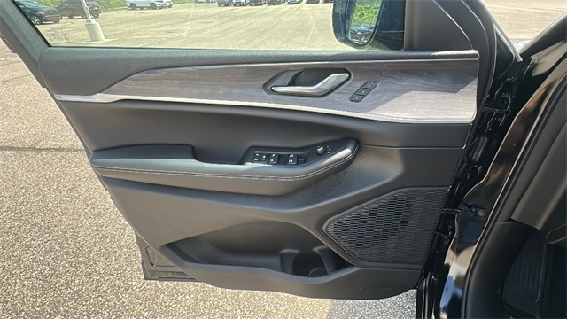 new 2025 Jeep Grand Cherokee car, priced at $50,943