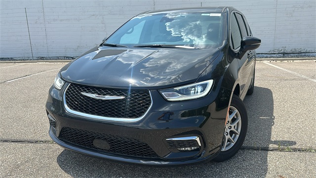 new 2025 Chrysler Pacifica car, priced at $42,842