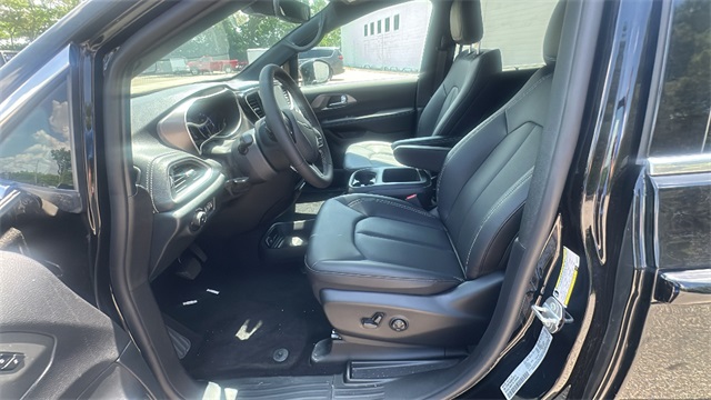 new 2025 Chrysler Pacifica car, priced at $42,842