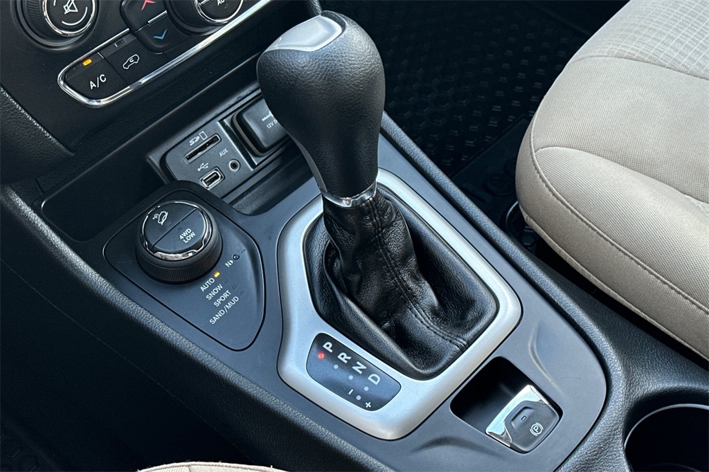 used 2015 Jeep Cherokee car, priced at $10,995