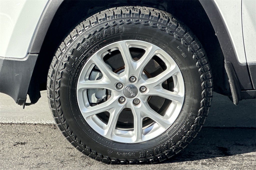 used 2015 Jeep Cherokee car, priced at $10,995
