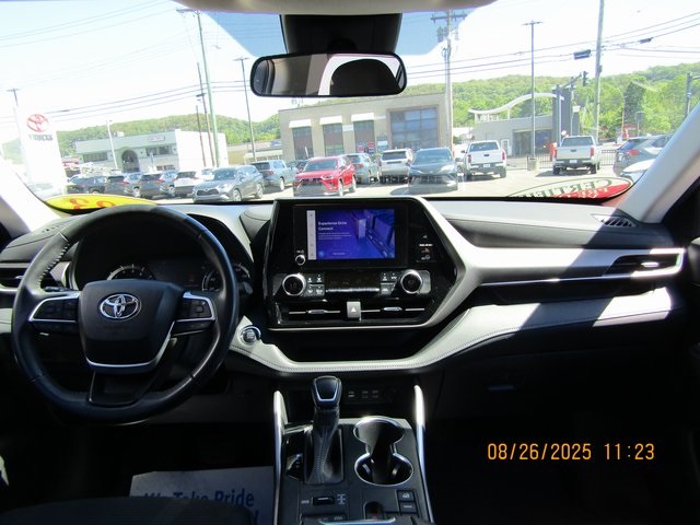 used 2023 Toyota Highlander car, priced at $38,999