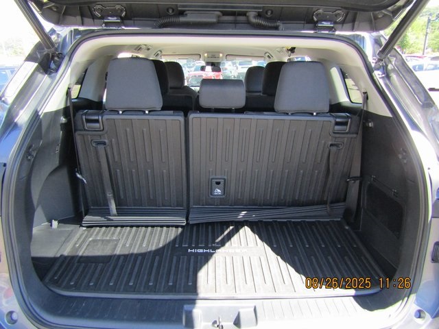 used 2023 Toyota Highlander car, priced at $38,999