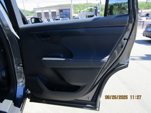 used 2023 Toyota Highlander car, priced at $38,999