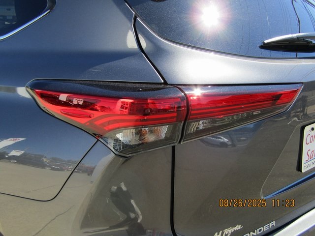 used 2023 Toyota Highlander car, priced at $38,999