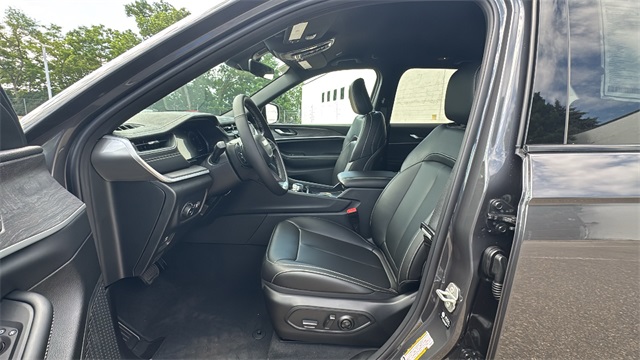 new 2025 Jeep Grand Cherokee car, priced at $45,025