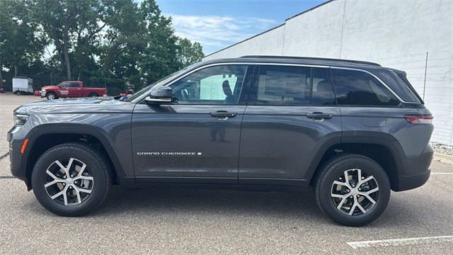 new 2025 Jeep Grand Cherokee car, priced at $45,025