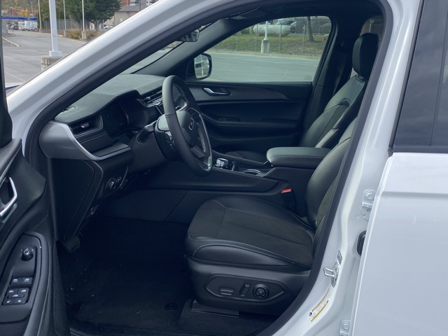 new 2025 Jeep Grand Cherokee car, priced at $38,288