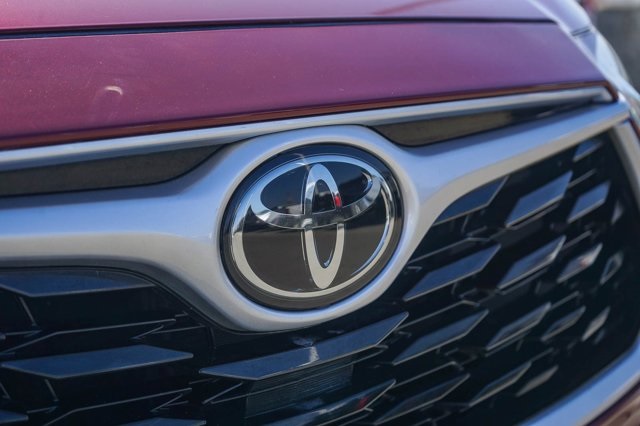 used 2021 Toyota Highlander car, priced at $26,692