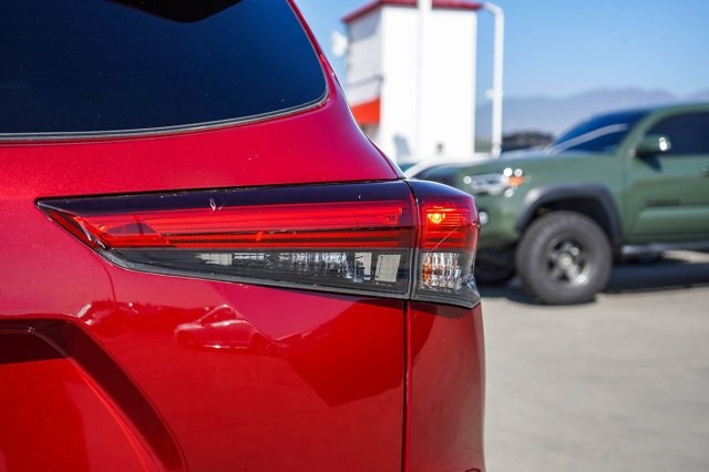 used 2021 Toyota Highlander car, priced at $26,692