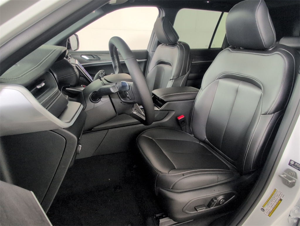 new 2025 Jeep Grand Cherokee car, priced at $40,890