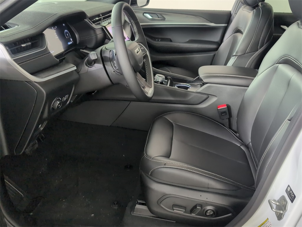 new 2025 Jeep Grand Cherokee car, priced at $40,890