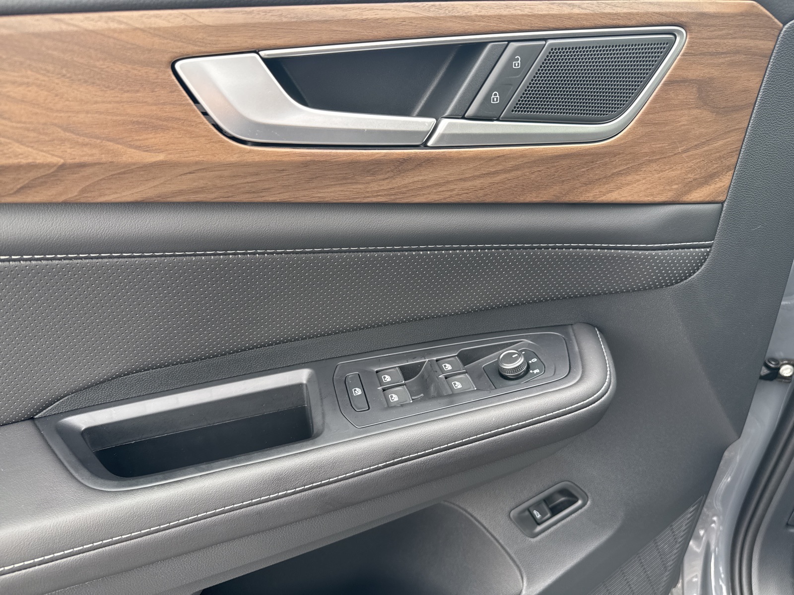 new 2025 Volkswagen Atlas car, priced at $40,884