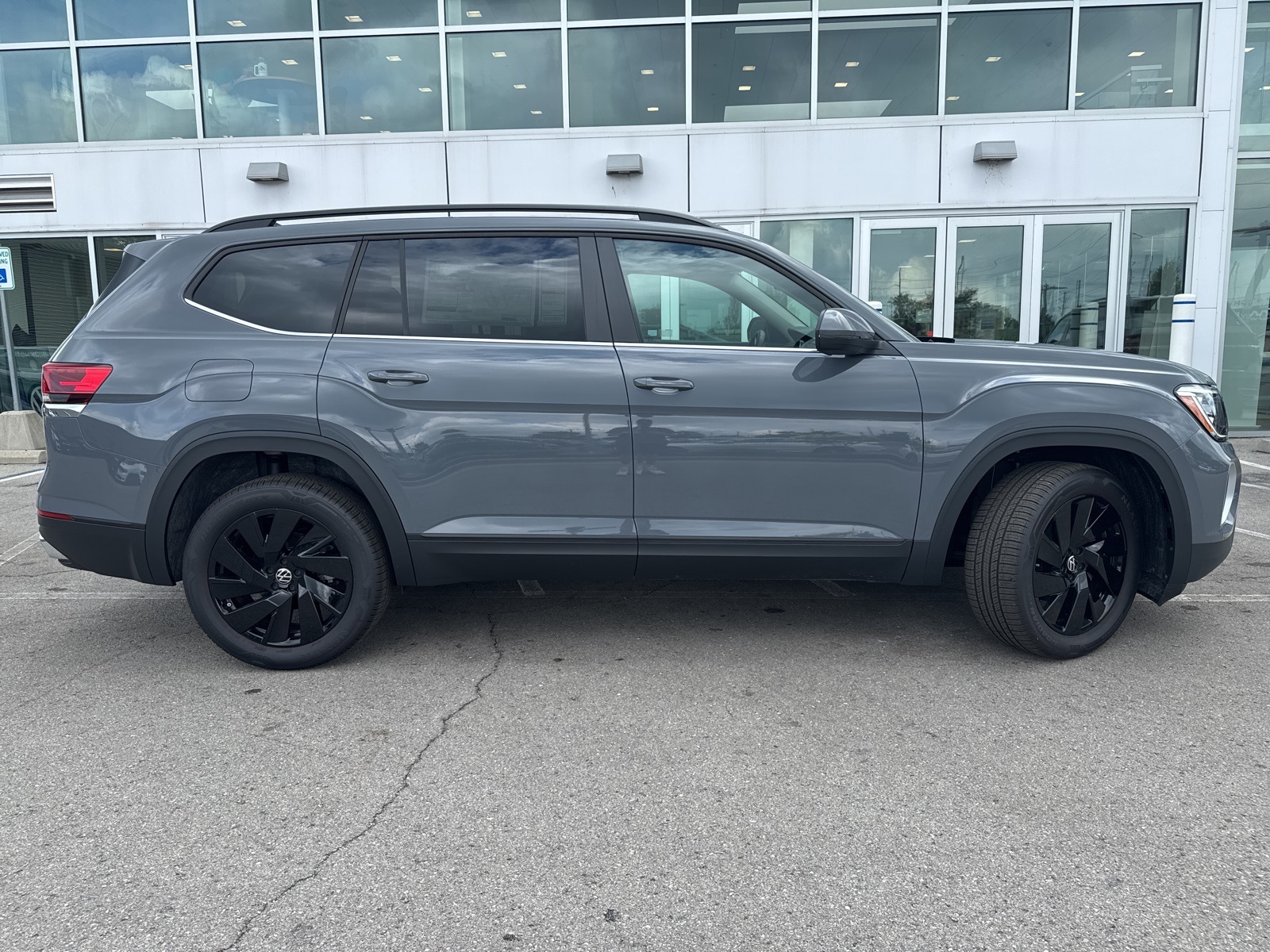 new 2025 Volkswagen Atlas car, priced at $40,884