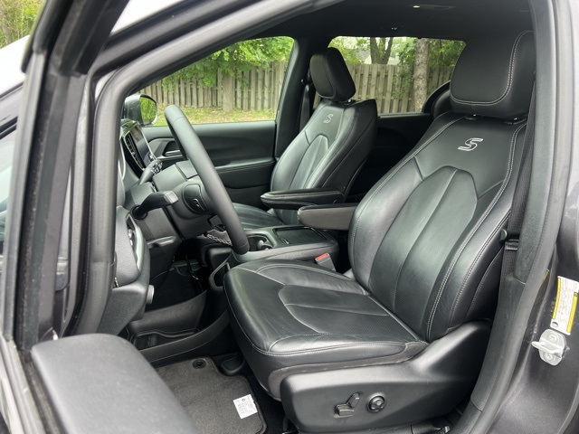 used 2022 Chrysler Pacifica car, priced at $31,000