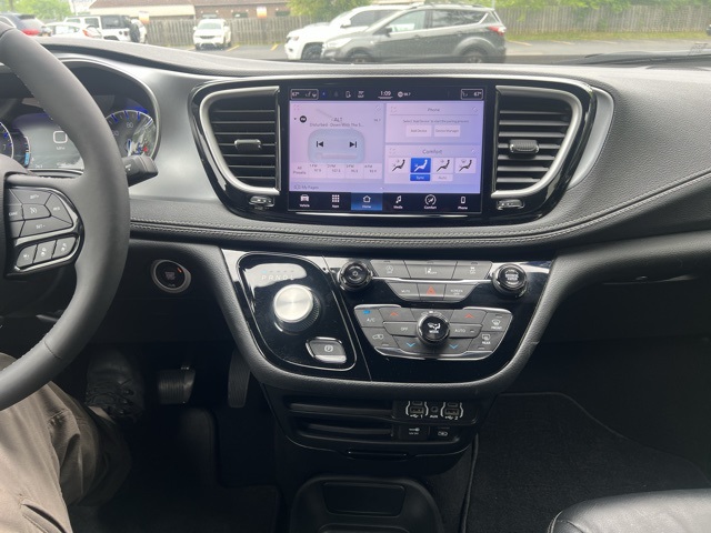 used 2022 Chrysler Pacifica car, priced at $31,000