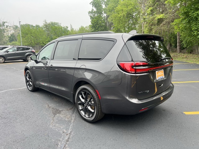 used 2022 Chrysler Pacifica car, priced at $31,000