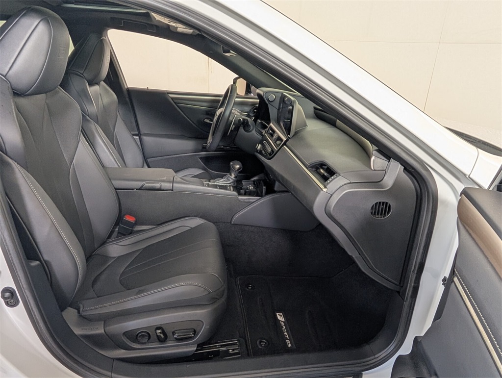 used 2022 Lexus ES car, priced at $39,000