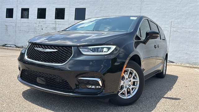 new 2025 Chrysler Pacifica car, priced at $44,280