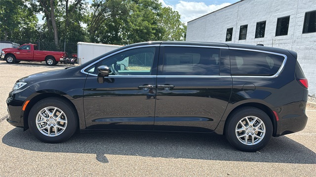 new 2025 Chrysler Pacifica car, priced at $44,280