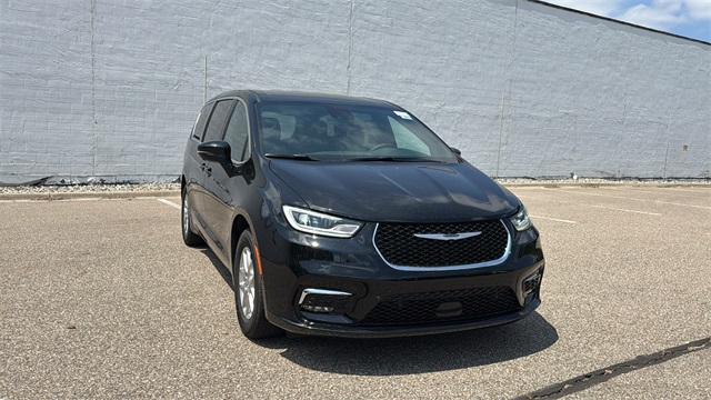 new 2025 Chrysler Pacifica car, priced at $44,280