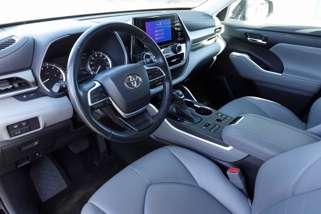 used 2023 Toyota Highlander car, priced at $36,999