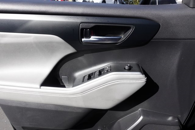 used 2023 Toyota Highlander car, priced at $36,999