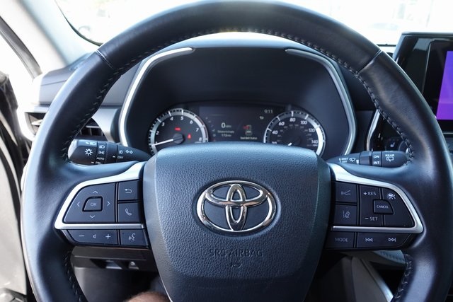 used 2023 Toyota Highlander car, priced at $36,999