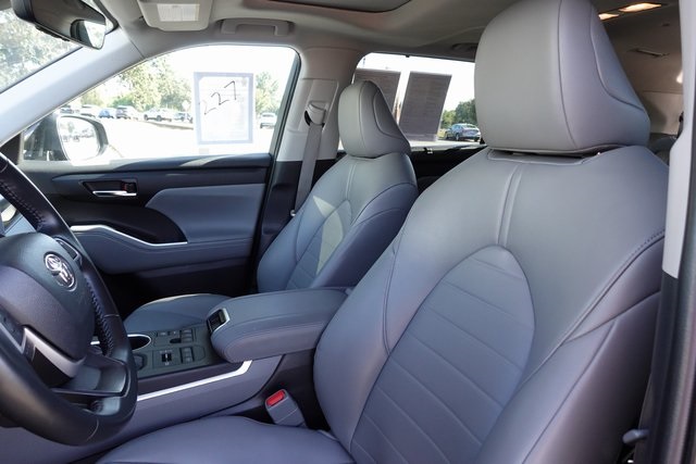 used 2023 Toyota Highlander car, priced at $36,999