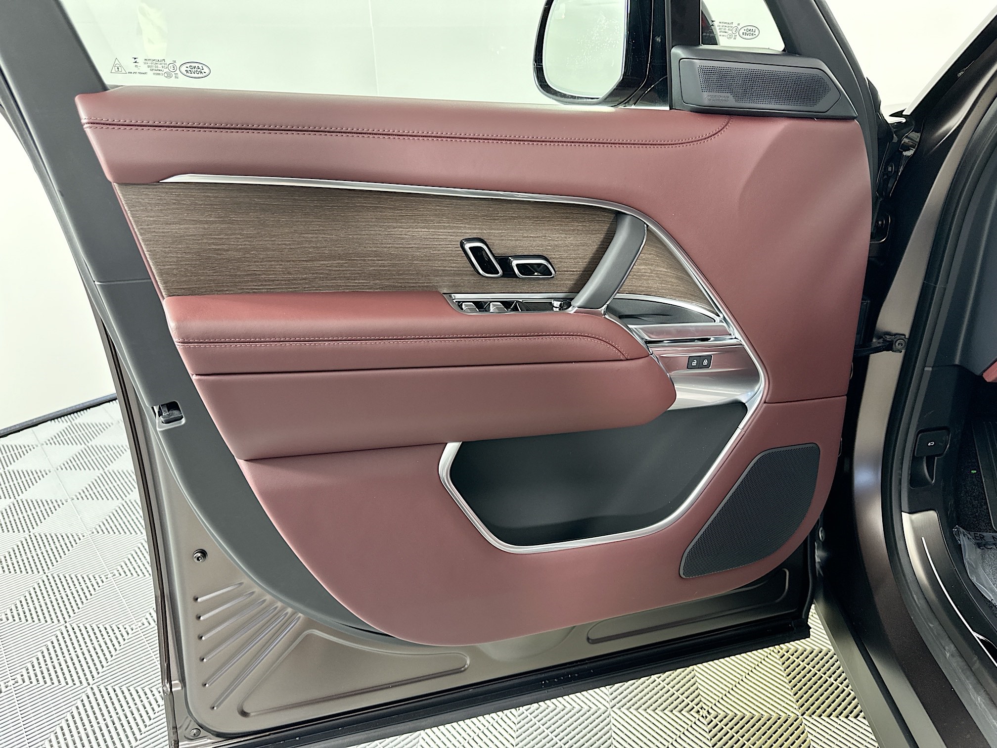new 2025 Land Rover Range Rover Plug-In Hybrid car, priced at $150,985